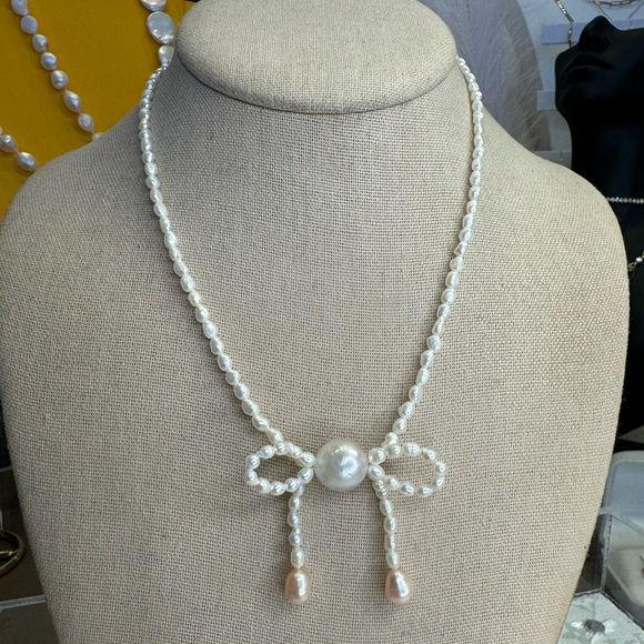 Jewelry - Handmade freshwater pearl bow necklace